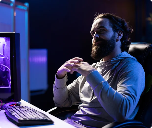 Nyugodtan összpontosító esportjátékos a számítógép előtt