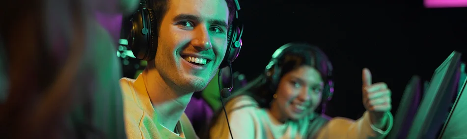 Esportcsapat tagjai kommunikálnak játék közben
